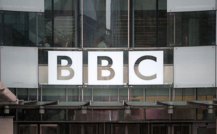 Генеральный директор BBC Тони Холл уходит в отставку в связи с реорганизацией компании