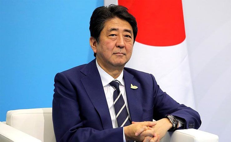 Премьер Японии обещает защитить экономику, поскольку вирус усиливает страх рецессии
