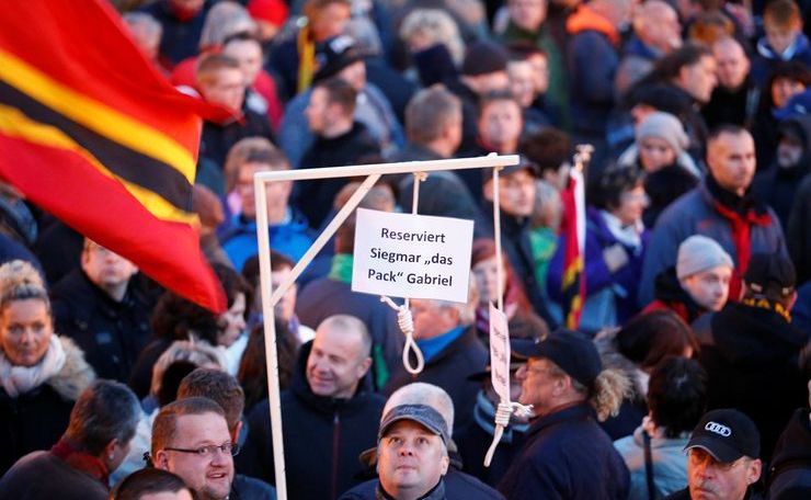 В Германии прошел многотысячный митинг с призывом к правительству принять больше беженцев