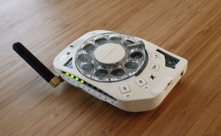 Энтузиаст встроил голосовой помощник «Google» в старый дисковый телефон