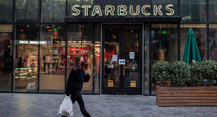 Компания «Starbucks» заявила о падении квартальной прибыли практически в двое из-за пандемии коронавируса