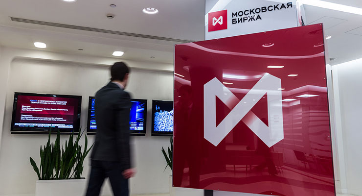 Вслед за нефтью снижаются российские фондовые индексы