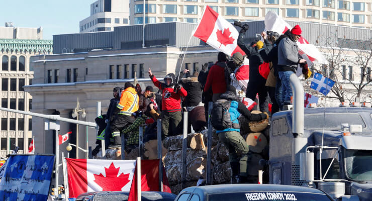 Правительство Канады блокирует банковские счета участников протестов